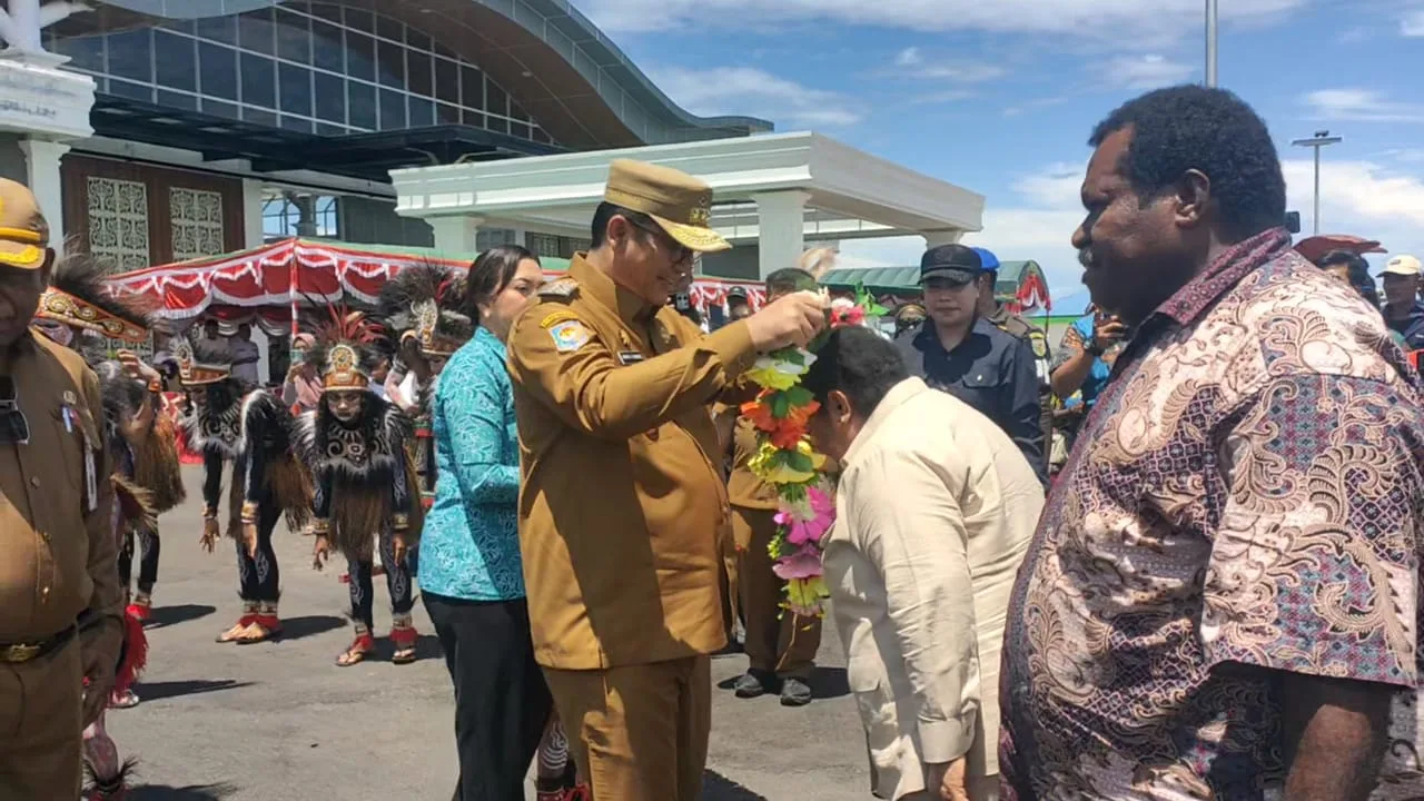 Wamendagri Ribka Haluk Tiba di Nabire, Disambut Hangat oleh Pemerintah Provinsi Papua Tengah