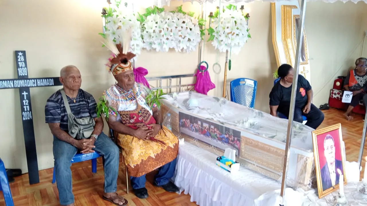 Prosesi Pemakaman Ondoafi Tobati Enggros, Penggantian Kepemimpinan Dilaksanakan di Para-Para Adat Hamadi