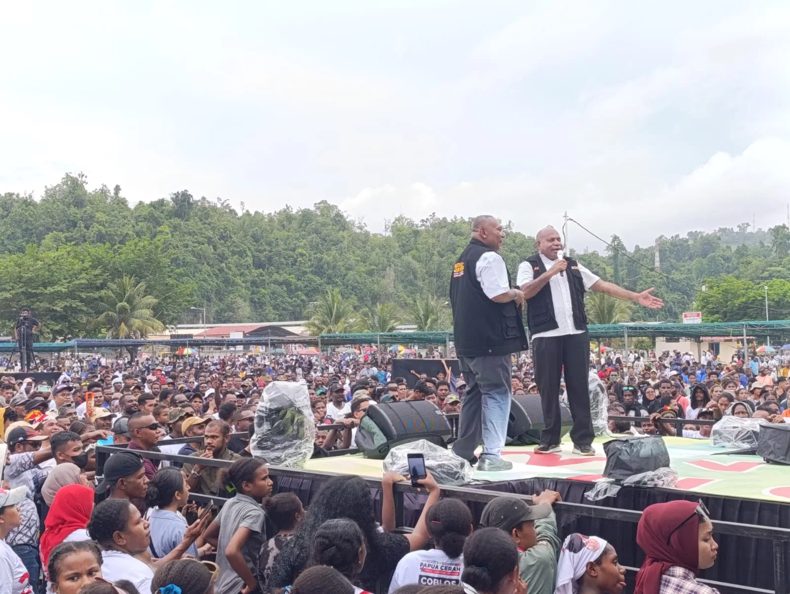 Ribuan Warga Memadati Kampanye Akbar Mari-Yo di Lapangan PTC Entrop