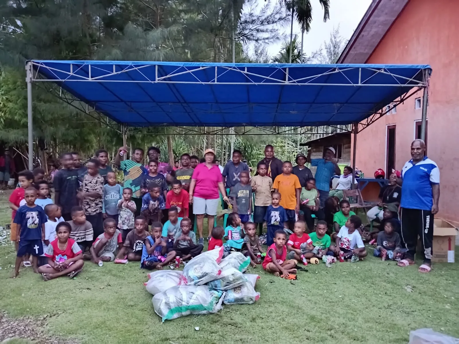 Sekwan DPR Papua Berbagi Kasih Natal Dengan Anak-anak Sekolah Minggu di Koya Koso