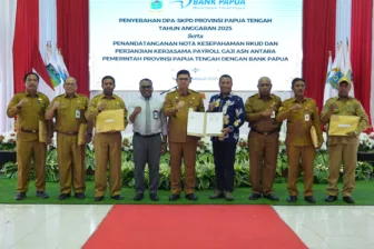 PJ Gubernur Papua Tengah Serahkan Dokumen Anggaran 2025 kepada OPD