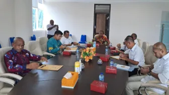 Hearing Dialog Komisi IV DPRP, Albert Meraudje: PUPR dan Kominfo Papua Harus Efisien Dalam Penggunaan Anggaran 2025