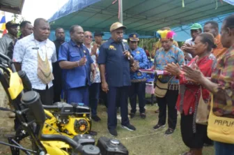 Di Kuipons, Bupati Resmikan Kios Sembako Milik Bumkam dan Serahkan Bantuan Kulitovator