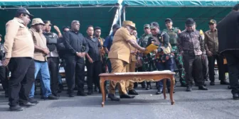 Gubernur Papua Tengah Hadiri Ritual Perdamaian “Belah Kayu Doli” di Puncak Jaya, Damaikan 2 Paslon Bupati