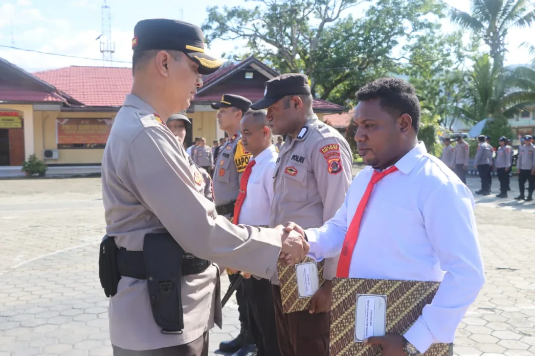 Kapolres Yapen Berikan Reward Kepada 4 Personel Polsek KPL