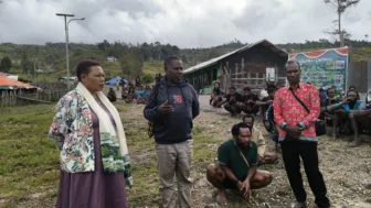 Senator Papua Tengah Dorong Pengungsi Sinak Manfaatkan Lahan Untuk Berkebun