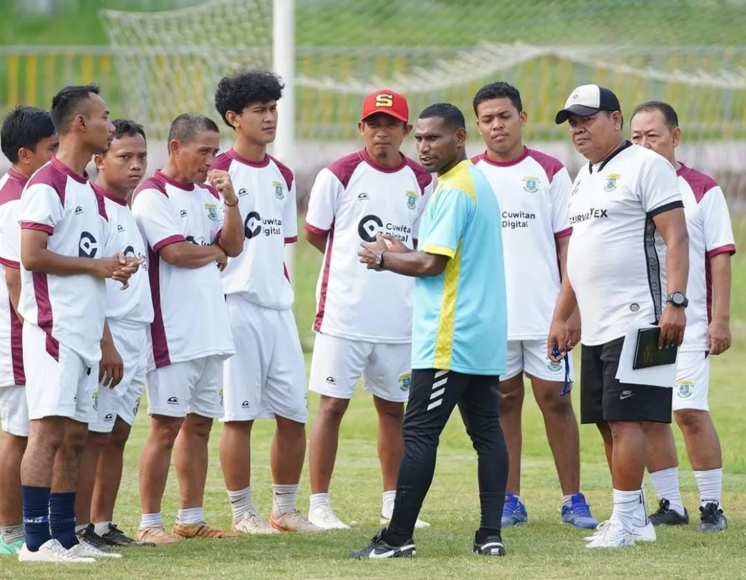 Salah Satu Pelatih Muda Papua Jadi Pemateri di Coaching Clinic Perserang dan Askot PSSI Kota Serang