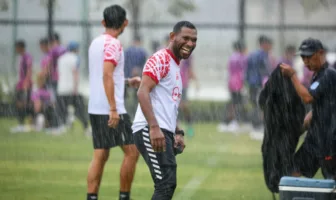 Melkianus Papare Pelatih Muda Papua Bersinar di Kancah Kepelatihan Nasional