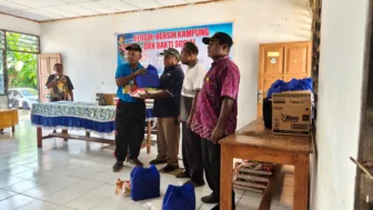 Presiden Prabowo Salurkan Bantuan Kursi dan Sembako Untuk Kampung Yoka