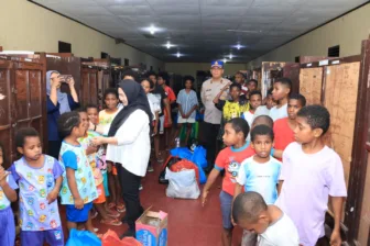 Pj Ketua TP PKK Papua Salurkan Bantuan Untuk Korban Kebakaran Panti Asuhan Pembawa Terang