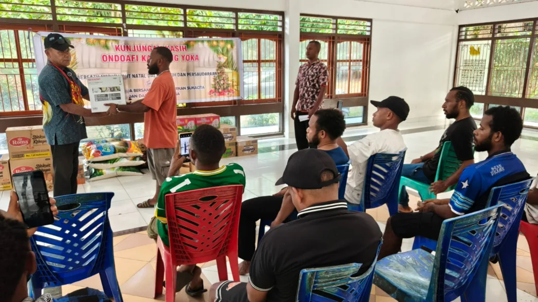 Pemerintah Melalui Ondofolo Yoka Salurkan Bantuan Natal ke Mahasiswa 3 Daerah di Asrama Nimboran