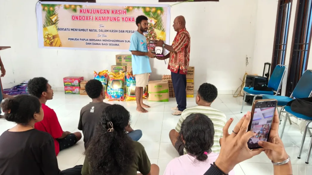 Ondofolo Yoka Salurkan Bansos Natal Presiden Untuk Mahasiswa Raja Ampat di Jayapura