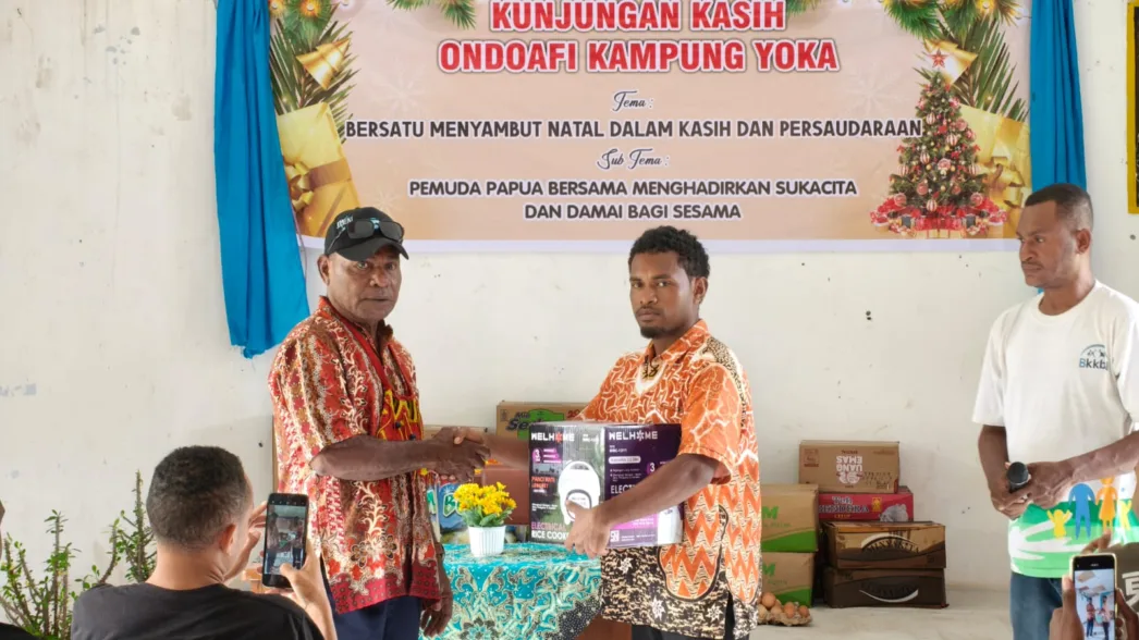 Mahasiswa Asrama Biak di Jayapura Dapat Sembako Natal Dari Ondofolo Yoka