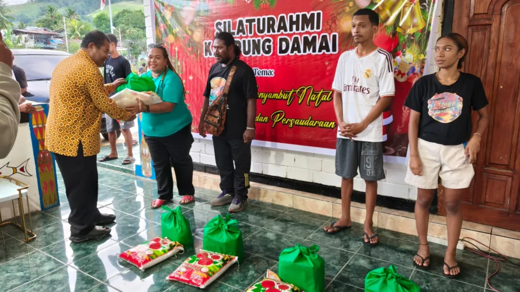 Warga Tobati-Injros Terima Sembako Natal Dari Presiden Melalui Ondoafi