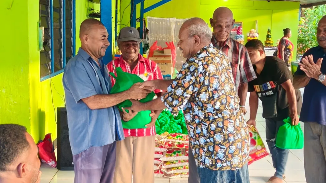 Jelang Natal, Warga Kampung Adat Kayu Batu Terima Bantuan Sembako Dari Presiden