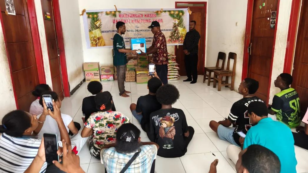 Mahasiswa Asrama Maro Merauke di Jayapura Terima Bantuan Sembako Natal dari Presiden Prabowo