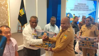 Gubernur Papua Serahkan Hibah Rp2 Miliar Untuk Pembangunan Kantor GKI Klasis Port Numbay