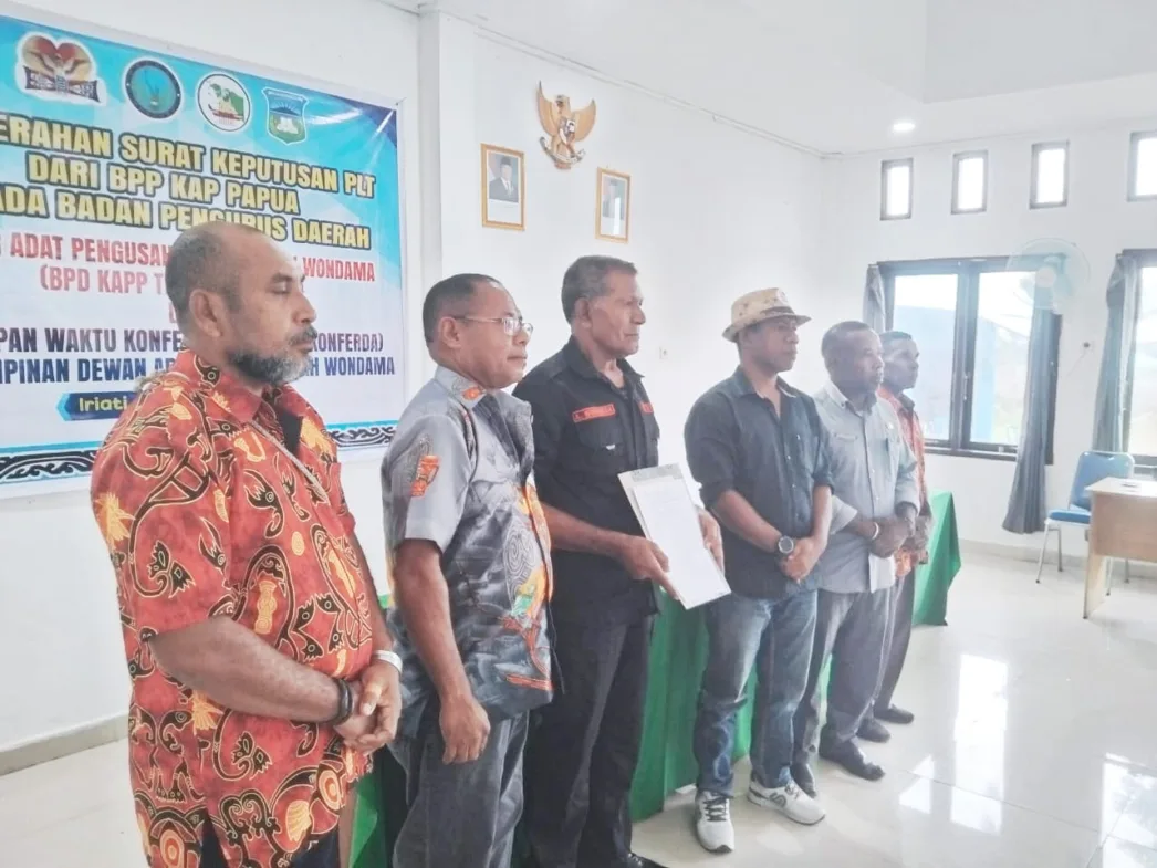 Dewan Adat Papua Serahkan SK Plt KAPP Teluk Wondama: Jaga Kebersamaan Serta Berkontribusi Bagi Rumah Besar Sebagai Anak Kandung Dari Dewan Adat Papua