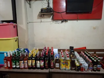 Polresta Jayapura Sita 385 Botol Miras Ilegal Dari 2 Lokasi di Heram, 2 Penjual Diamankan