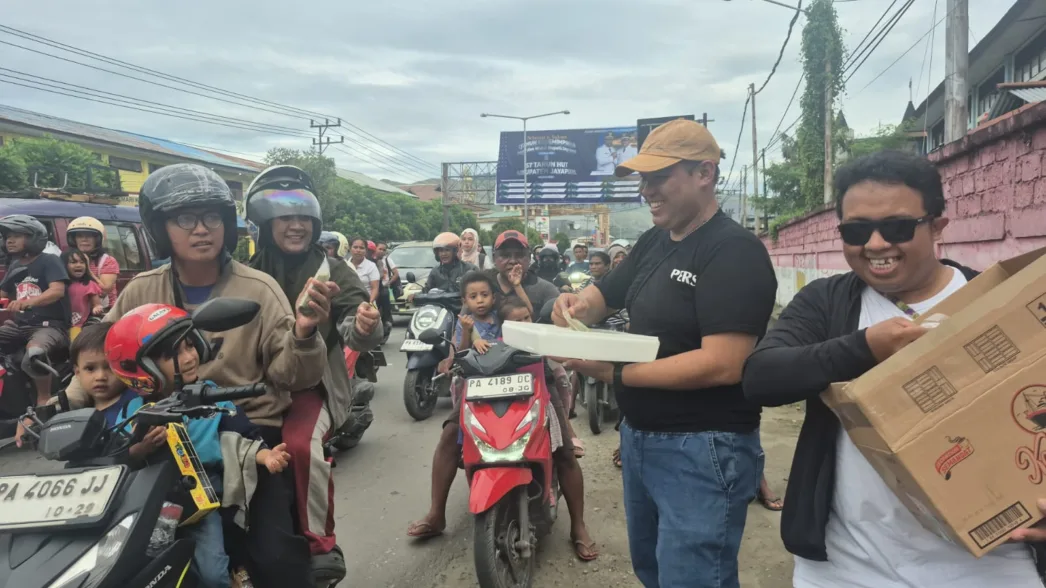 Jurnalis Kabupaten Jayapura Berbagi Takjil di Lampu Merah Bandara Sentani