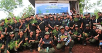 YAPPENDA Bersama Puluhan Pencinta Lingkungan Tanam 400 Bibit Cemara di Kawasan Cycloop Peringati Earth Hour