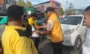 Bagi Takjil di Sentani, Ketua Golkar Jayapura: Kita Berbagi Berkat Untuk Saudara-saudara Yang Menjalankan Ibadah Puasa