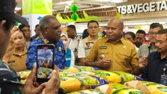 Pastikan Stok Bahan Pokok Aman Jelang Idul Fitri 1447 H, Gubernur Papua Sidak ke Hypermart Mall Jayapura