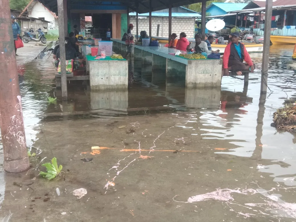 Air Pasang Danau Sentani 5 Hari Belum Surut, Mama-mama Papua di Pantai Yahim Terpaksa Berjualan Dengan Kaki Terendam Air