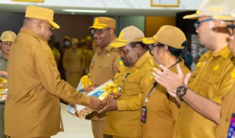 Pemprov Papua Bagikan DPA 2026 di Hari Pertama Kerja, Gubernur Ingatkan Perencanaan Matang