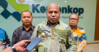 Gubernur Papua Matius Fakhiri Terima Golden Leader Award pada Peringatan HPN 2026