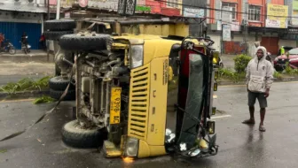Truk Rombongan Keluarga Terbalik di Sentani, 19 Orang Luka-luka Dilarikan ke Rumah Sakit