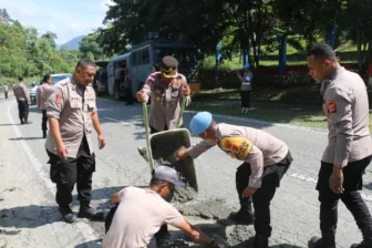 Cegah Korban Berjatuhan Lagi, Polres Jayapura Turun Tangan Cor Jalan Rusak di Turunan Gunung Merah