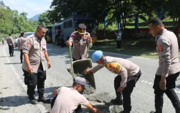 Cegah Korban Berjatuhan Lagi, Polres Jayapura Turun Tangan Cor Jalan Rusak di Turunan Gunung Merah
