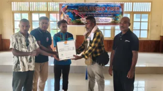 Dukung Pendidikan, Ondofolo Waena dan Kepala Suku Bagikan Sembako ke Mahasiswa Pegunungan Bintang di Jayapura