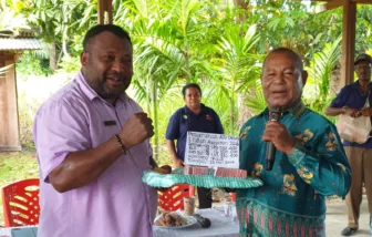 Pemerintah Distrik Sentani Awasi Papan Informasi Anggaran dan Serahkan ADD Tahap I di Kampung Ifale