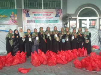 Masjid Jami Al-Ikhlas Sembelih 12 Sapi dan 4 Kambing, Bagikan ke 892 KK Tanpa Pilih Suku dan Agama