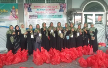 Masjid Jami Al-Ikhlas Sembelih 12 Sapi dan 4 Kambing, Bagikan ke 892 KK Tanpa Pilih Suku dan Agama