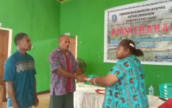 Pemerintah Distrik Ebungfauw Serahkan BLT ke Kampung Kameyakha Sebesar Rp 111.300.000, Tekankan Pentingnya Data Akurat