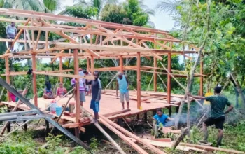 Warga Kampung Kameyakha Gotong Royong Bangun Rumah Swadaya Meski Tak Dapat Perhatian Pemkab Jayapura