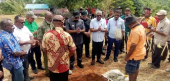 Bupati Jayapura Letakkan Batu Pertama Tanda Kantor Adat Dafonsoro Utara Mulai Dibangun