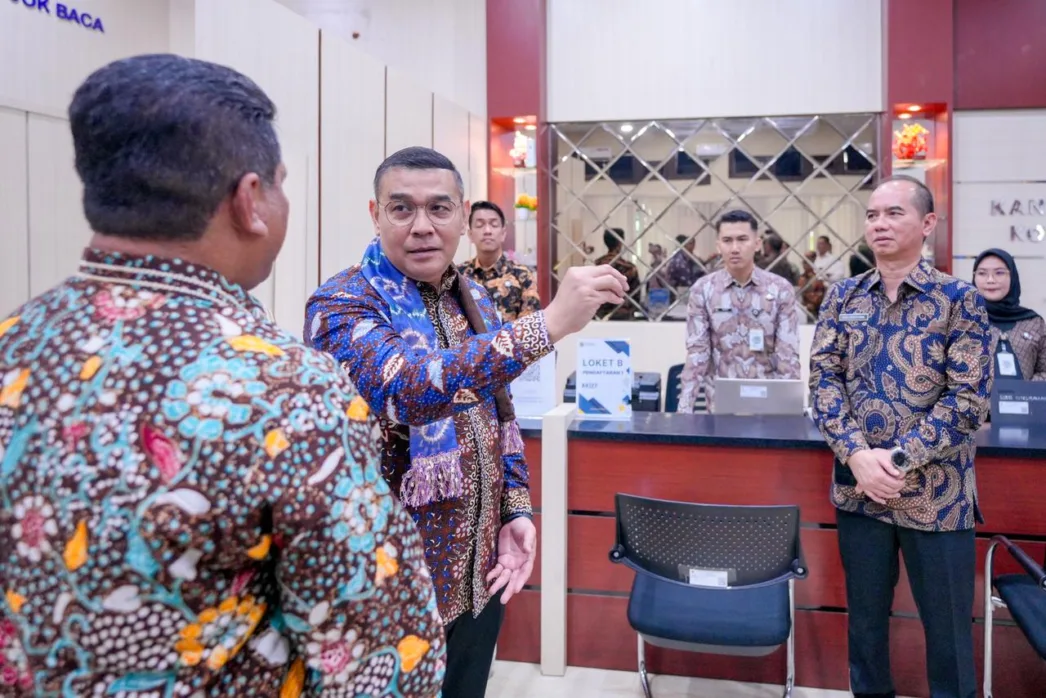 Tinjau Pelataran di Kantah Kota Banjarbaru, Wamen ATR BPN: Hindari Masyarakat Menunggu Terlalu Lama di Loket