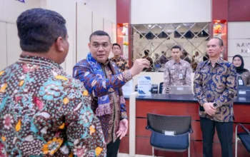 Tinjau Pelataran di Kantah Kota Banjarbaru, Wamen ATR BPN: Hindari Masyarakat Menunggu Terlalu Lama di Loket