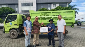 Bandara Sentani Hibahkan 1 Unit Bak Sampah ke DLH Jayapura, Perkuat Pengelolaan Persampahan