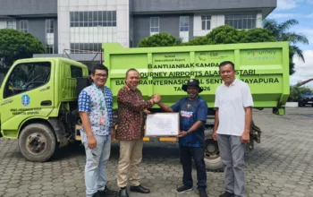 Bandara Sentani Hibahkan 1 Unit Bak Sampah ke DLH Jayapura, Perkuat Pengelolaan Persampahan