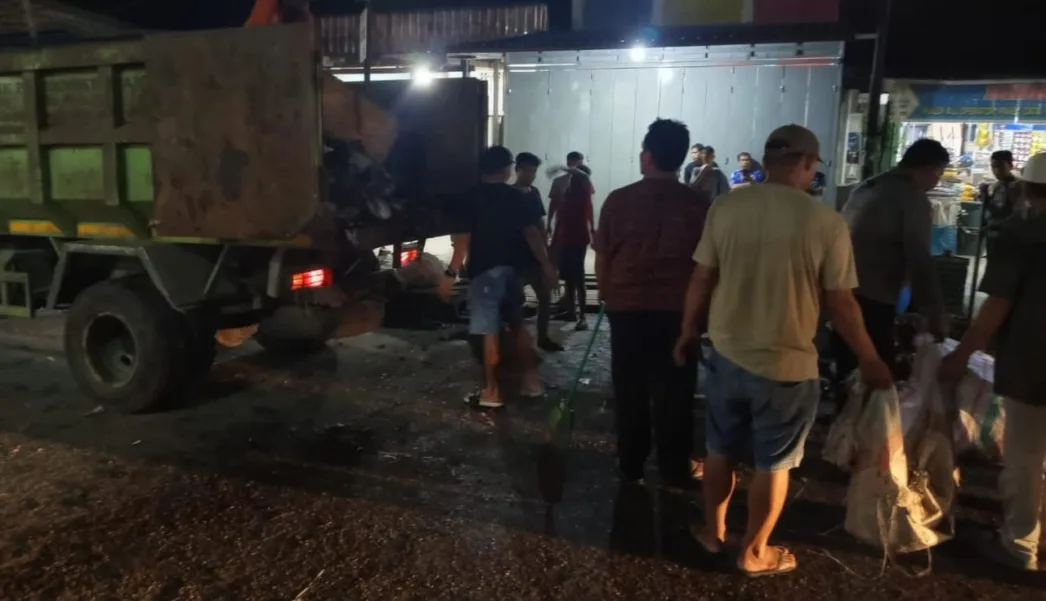 DLH Kabupaten Jayapura Meminta Maaf Kepada Warga Atas Pelayanan Sampah Yang Mengganggu  di Pasar Lama Sentani