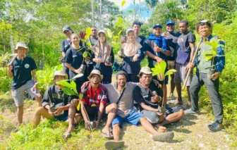 Gotong Royong! Mahasiswa KKN Uncen Kelompok 9 Ambaidiru Bersama Aparat 4 Kampung Tanam Kopi di Kebun Jemaat GKI Imanuel