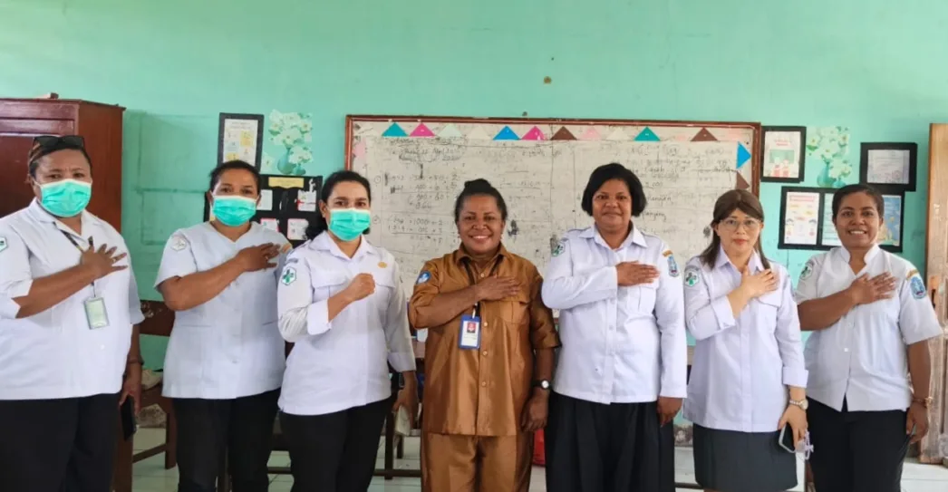 63 Siswa SD YPK Kwadeware Ikuti Pemeriksaan Kesehatan Gratis dari Puskesmas Waibu