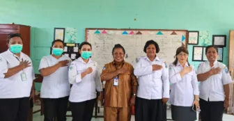 63 Siswa SD YPK Kwadeware Ikuti Pemeriksaan Kesehatan Gratis dari Puskesmas Waibu