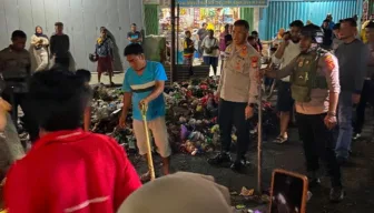 Kapolres Jayapura Turun Tangan Bersihkan Tumpukan Sampah Usai Pedagang Pasar Lama Lakukan Aksi Protes