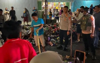 Kapolres Jayapura Turun Tangan Bersihkan Tumpukan Sampah Usai Pedagang Pasar Lama Lakukan Aksi Protes